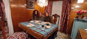Houseboat Wild Rose